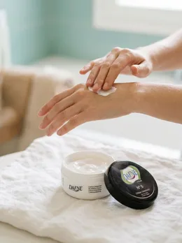 Applicare la crema N°5 sulle mani