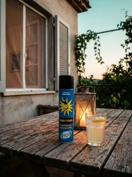 Insetticida Dafne in terrazza al crepuscolo