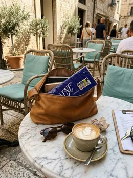 Fazzoletti Dafne nella borsa, al tavolino di un bar